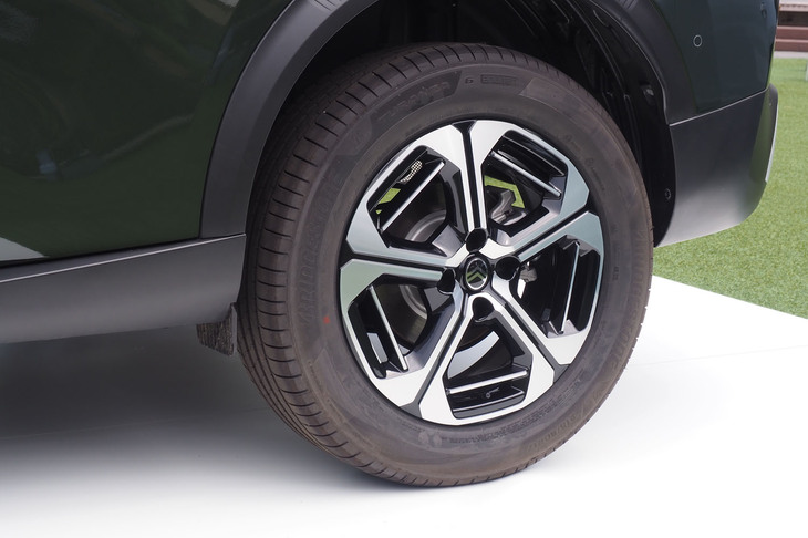 写真はリアの足まわり。展示車両には215/60R17サイズの「ブリヂストン・トランザ6」タイヤが組み合わされていた。