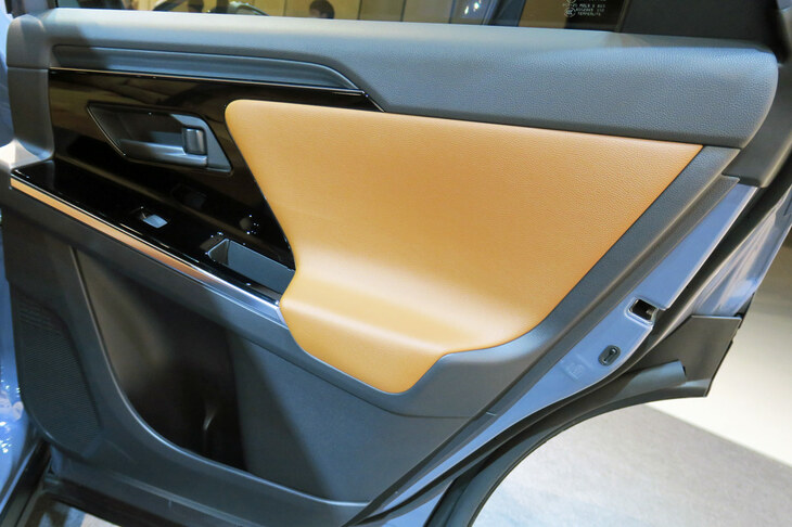 スバル・ソルテラ（リアドアトリム）