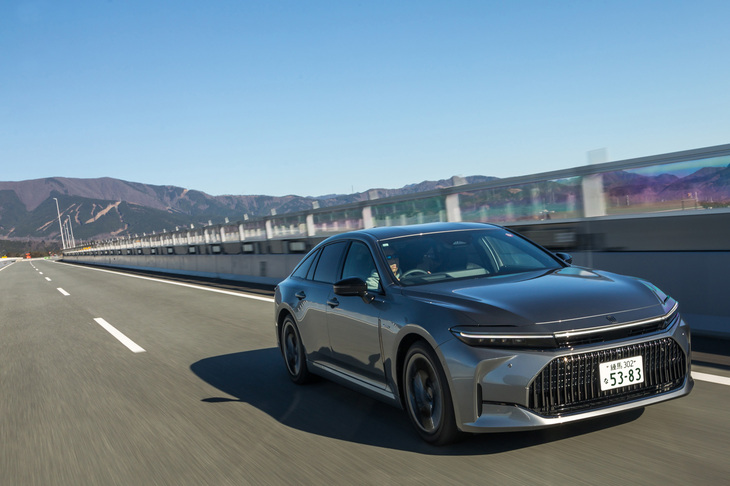 車両骨格にはFRベースの大型車用プラットフォーム「GA-L」を採用。足まわりには、路面状況やカーナビゲーションの情報をもとに減衰力を自動調整する電子制御サスペンション「NAVI・AI-AVS」が装備される。