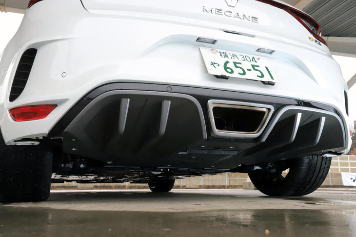 センター1本出しのマフラーを囲むように、好戦的な造形のリアディフューザーが装着されている。