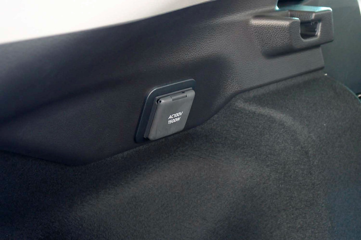 荷室の側面に備わる外部給電用コンセント。後席用のセンターコンソールにも設置されている。