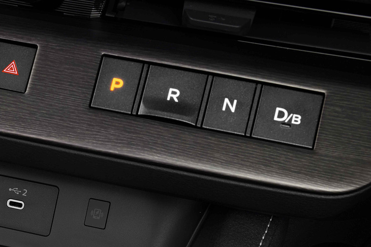 最近の日産車に共通する、ボタン式のシフトセレクター。操作性のよしあしもそうだが、シフトセレクターという「デザイナーの腕の見せどころ」のひとつが、こんな素っ気ない四角いボタンでよかったのだろうか……。