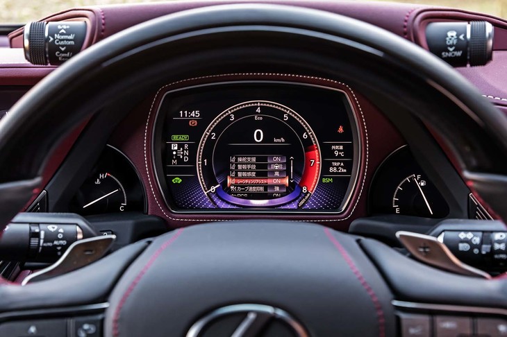 8インチの液晶パネルを使用するメーター。メインスイッチを入れると、3Dのアニメーションで「LS」の文字を表示する。メーターフード左に配置されたドライビングモード切り替えスイッチと連動し、各モード専用のデザインが表示される。