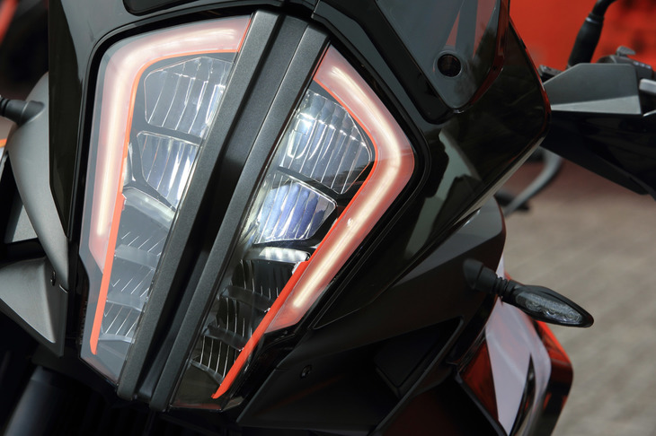 「1290スーパーアドベンチャー」シリーズに装備されるLED式ヘッドランプ。縦長で、かつ中央部で左右に分断された独特のデザインをしている。