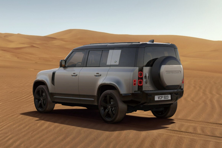 「シリコンシルバー」の外装色をまとった「ディフェンダー110アーバナイト'22」。