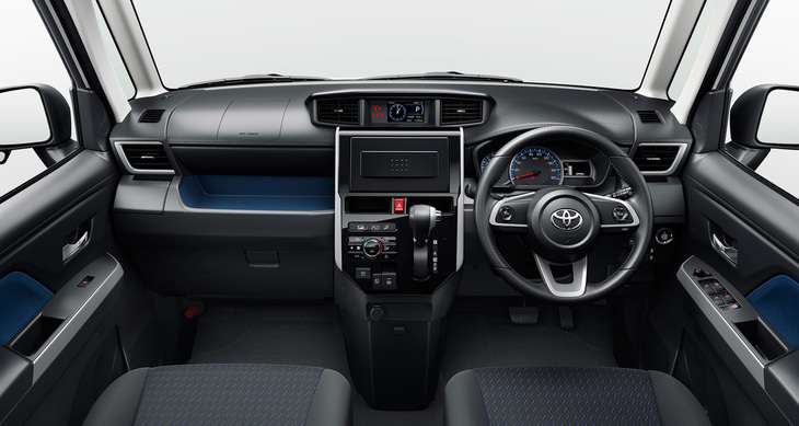 「ルーミー カスタムG-T」のインテリア。スマートフォンなどの充電用USB端子が標準装備された。