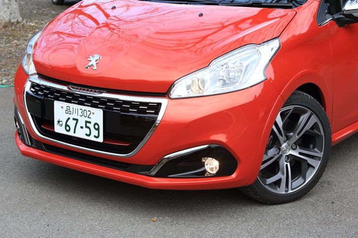 エクステリアでは、今回の改良によりフロントマスクの意匠が変更された。