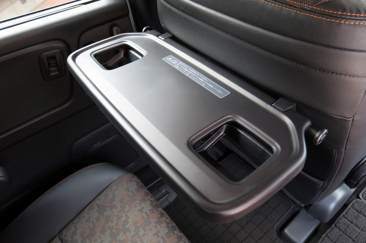 ホンダ・フリード ハイブリッド クロスター（4WD）（ピクニックテーブル）