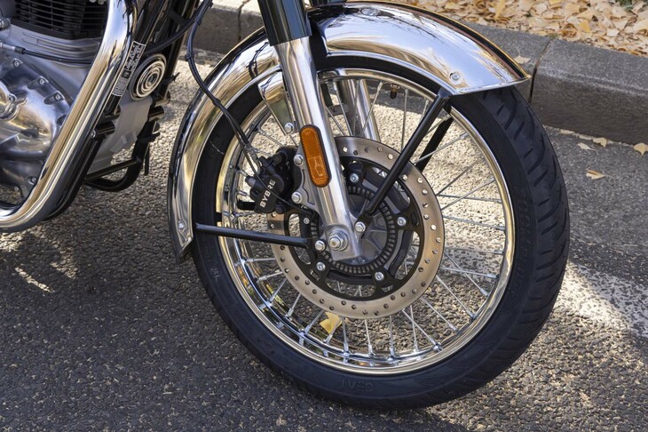 フロントに備わるφ300mmのブレーキディスク。安全にかかわるポイントだけに、ブレーキやサスペンションといった足まわりの装備はモダンで、いずれも十分な性能を有している。