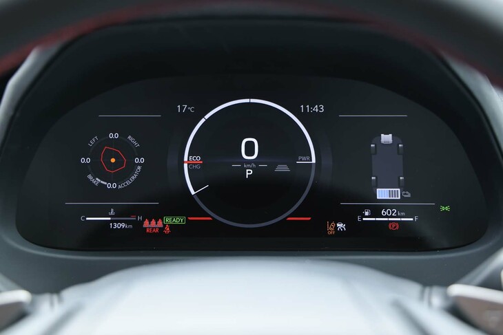 メーターパネルは全モデル液晶タイプに。多彩な情報が表示可能となった。