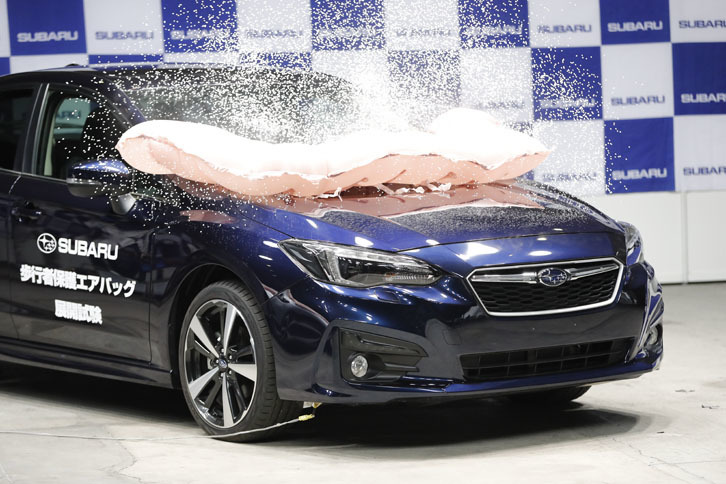 歩行者エアバッグの上に雪やほこりが積もっていると仮定した実験。電気的にエアバッグを作動させると、破裂音とともに白いパウダーが舞い上がった。