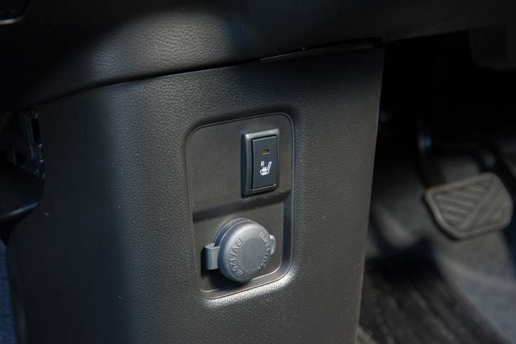 シートヒーターのスイッチはインストゥルメントパネルの下に用意される。運転席のヒーターは全車標準装備、助手席側は4WDモデルに標準装備となる。