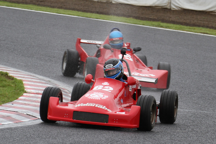 FLレースでトップ争いする1980年「ファルコン80A」と1978年「ハヤシ712」。最終結果は後者が優勝で前者が2位。どちらもスズキ製水冷2ストローク3気筒エンジンを搭載する。