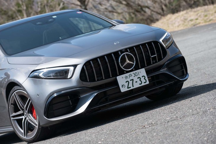 フロントマスクにはAMGモデル専用となる縦ルーバー型の「パナメリカーナグリル」を採用。1952年に公道レースのカレラ・パナメリカーナ・メヒコで優勝した「メルセデス・ベンツ300SLプロトタイプ」をモチーフとしている。