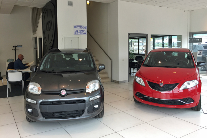 イタリアを代表する定番大衆車「フィアット・パンダ」（左）と、「ランチア・イプシロン」（右）。2016年9月国内新車登録で1位と2位を占める。