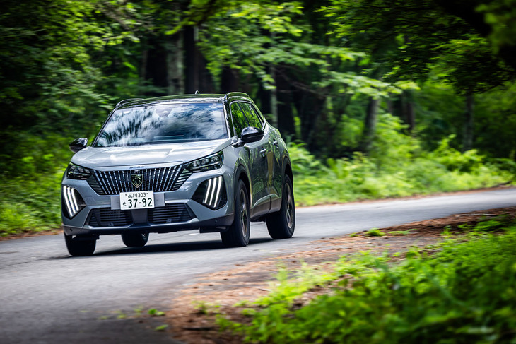 山岳路を行く「プジョー2008 GT BlueHDi」。「アシュアランス マックスガードSUV」はコンフォート系タイヤに分類できるが、コーナリング時にはしっかりと踏ん張り、スピードを上げていっても腰砕け感がないので安心感が高い。