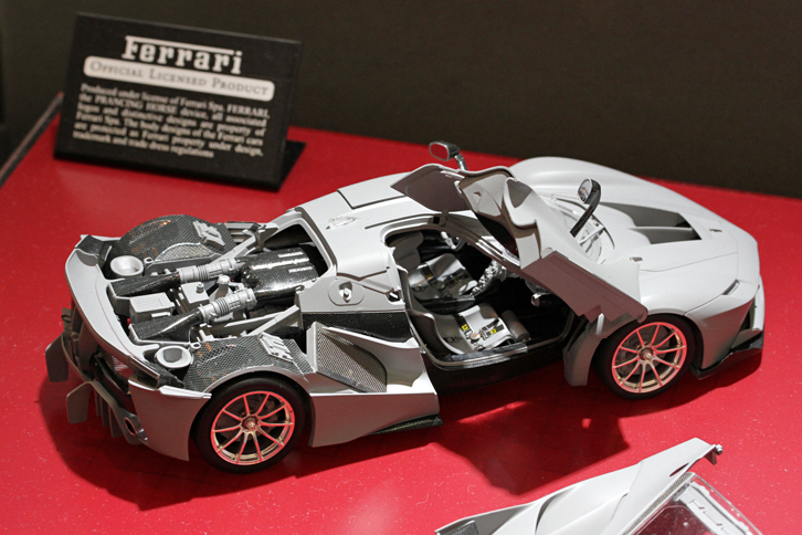 別売りのエッチングパーツセット（1100円）とカーボンスライドマークセット（700円）でディテールアップした1/24「フェラーリFXX K」。