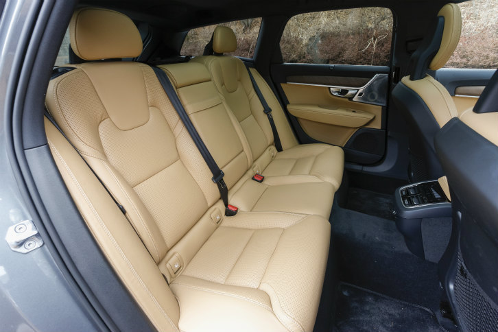 全グレードで4ゾーンエアコンが標準装備。「インスクリプション」にはリアシートヒーターも標準で備わる。