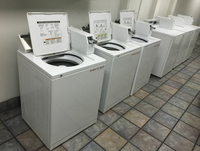 コインランドリーに並んだワールプール製洗濯機。写真奥に見えるのは乾燥機。