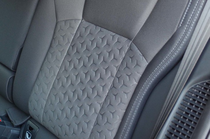 スバル・クロストレック（リアシート）