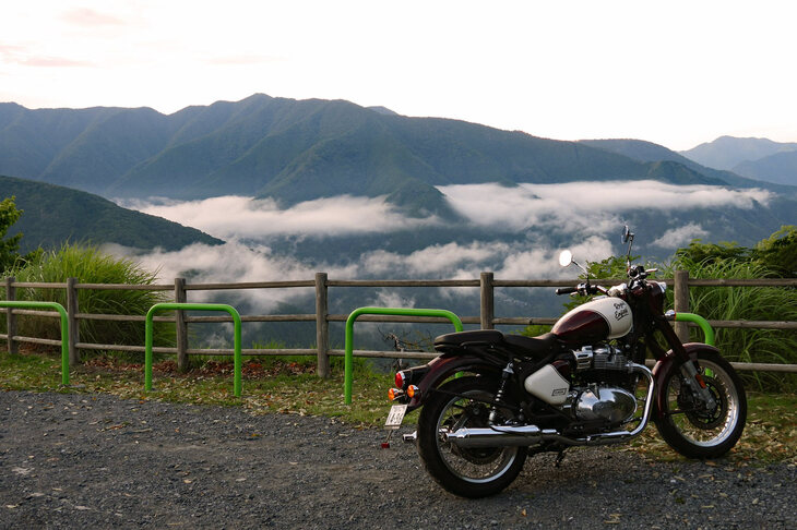 奥多摩周遊道路の月夜見第一駐車場にて。クルーザータイプなので曲がりは苦手かと思いきや、「クラシック650」は峠道もスムーズで楽しいバイクだった。