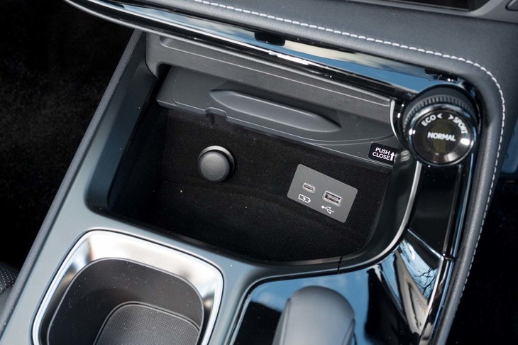 「おくだけ充電」の下には収納スペースとUSBポートが用意されている。