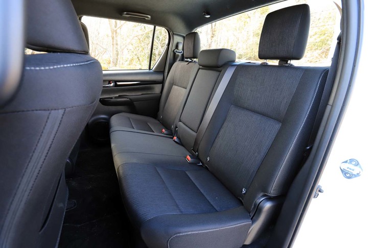 リアシートの定員は3人。背もたれは直立気味だった。リアシート座面は6：4の分割式で上方に跳ね上がり、デッキに置きたくない荷物の収納などに役立つ。