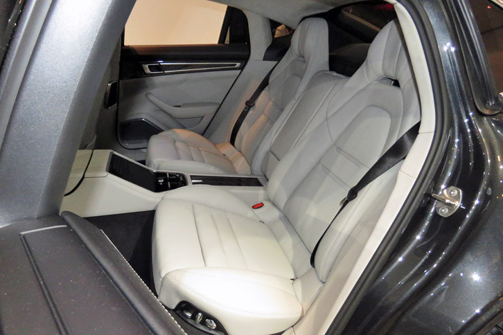 ポルシェ・パナメーラ ターボ（リアシート）