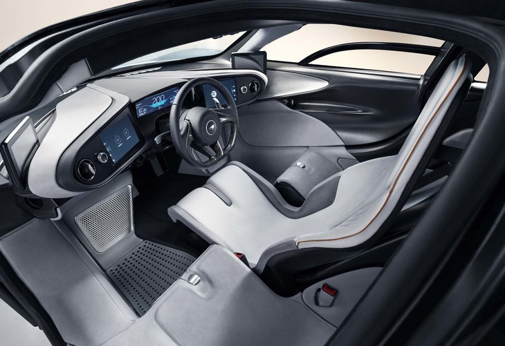 1990年代の名車「マクラーレンF1」に由来する、ドライバーズシートをセンターに配置した3シーターを採用。