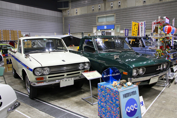 新車以来の「沖4」ナンバーが付いた、右側通行時代の沖縄向け（左ハンドル）「ダットサン・トラック」。左の520型は1971年式、右の620型は1974年式で、どちらも1.3リッター直4 OHVエンジンを積む。