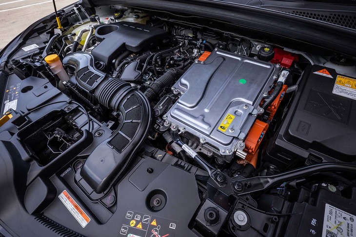 1.6リッター直4エンジンに、メイン／サブ計2基のモーターを組み合わせたパワーユニット。ドッグクラッチを組み込んだ独自の機構により、動力のスムーズな切り替えと高効率なパワーの伝達を可能にする。