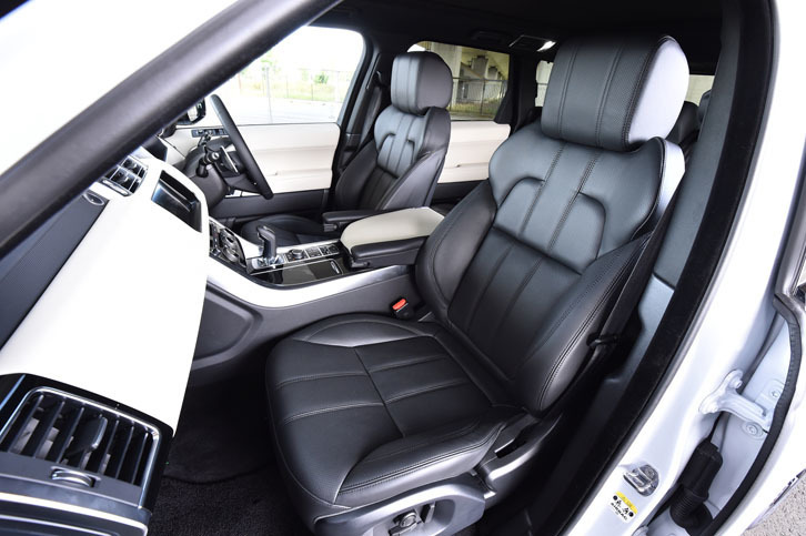 上質なパーフォレイテッドオックスフォードレザーで仕立てられたシート。シートヒーター＆クーラーは、1列目（写真）用と2列目用が、セットオプションとして用意される。