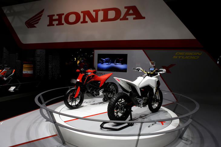 ここ数年、イタリア・ローマにあるホンダR&DヨーロッパはEICMAのホンダブースで市販車をベースにしたデザインスタディーモデルを展示している。今年はホンダのネオクラシックモデル「CB125R」をベースとした、アドベンチャースタイルの「CB125X」（ホワイト）とモタードスタイルの「CB125M」（オレンジ）を発表した。