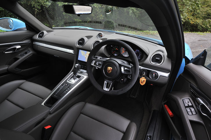 「718ケイマン／718ケイマンS」では、今回試乗した右ハンドル車のほかに、左ハンドル車も用意される。トランスミッションは6MTと7ATが選択可能。