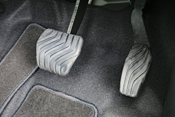 三菱eKクロスEV P（アクセル／ブレーキペダル）