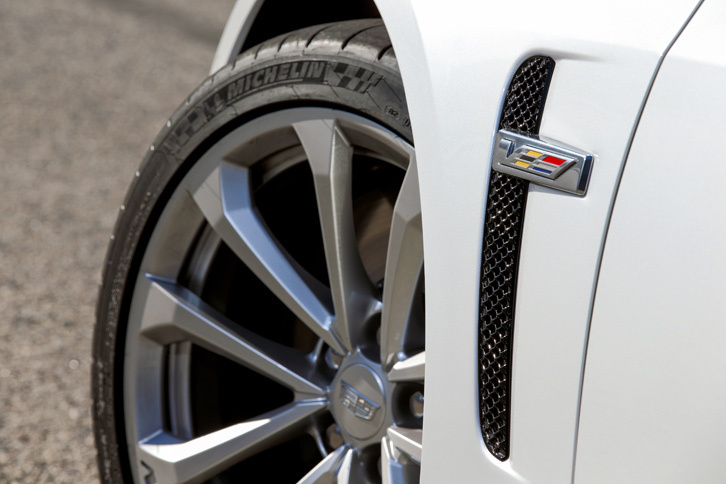 足まわりも大幅に改良されており、ダンピングレートの高いスプリングやより硬いスタビライザーの採用により、ロール剛性が高められている。