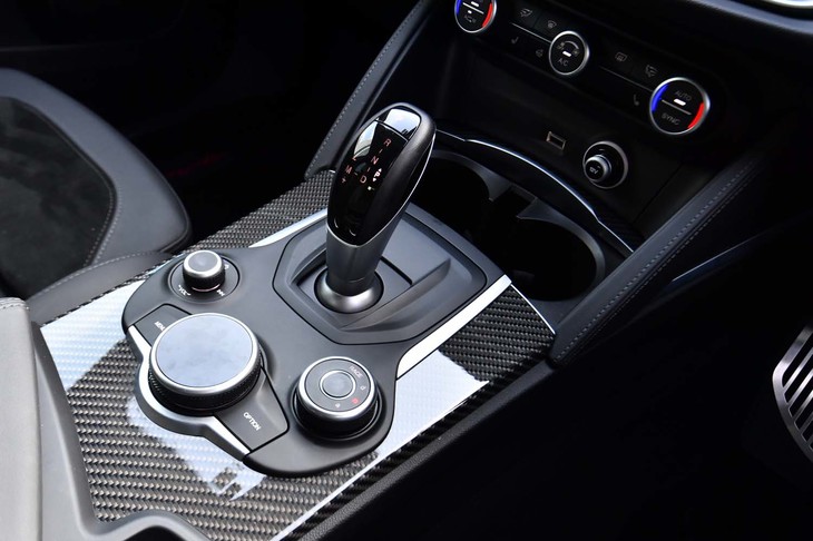 トランスミッションは8段ATのみ。シフトノブの周辺は、カーボン製のパネルでドレスアップされている。