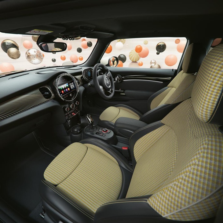 インテリアも「レゾリュート・ブロンズ」カラーでドレスアップされている。