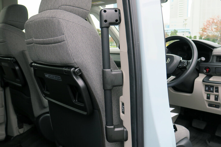 ホンダ・ステップワゴンe：HEVエアー ホンダアクセス用品装着車（ロングアシストグリップ）