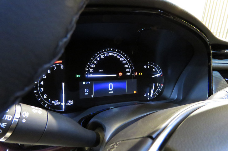 キャデラックXT5クロスオーバー（メーター）