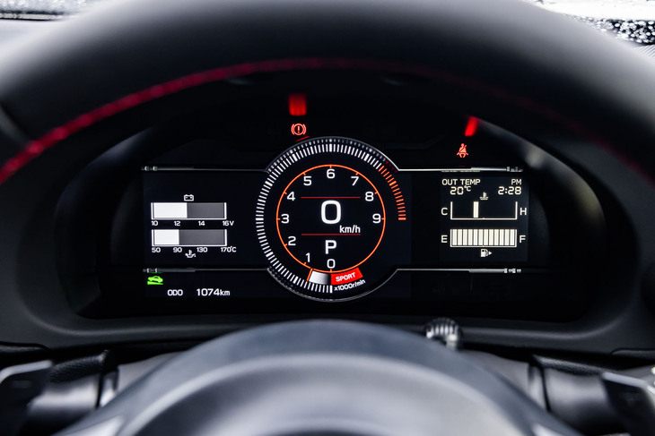 水平対向エンジンをイメージしたというデザインの液晶メーター。姉妹車の「スバルBRZ」では採用が見送られたが、「GR86」の「RZ」と「SZ」グレードにはタイヤの空気圧モニターが搭載される。