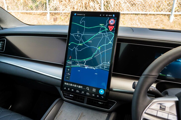 15.6インチのタッチスクリーンは回転式で、車載用高性能チップ（8155チップ）の採用により、処理速度が大幅に向上している。機能も豊富で、チャイルドロックの施錠／解錠や各種シート機能の操作、窓やガラスルーフのシェードの開閉なども、指一本で可能となっている。