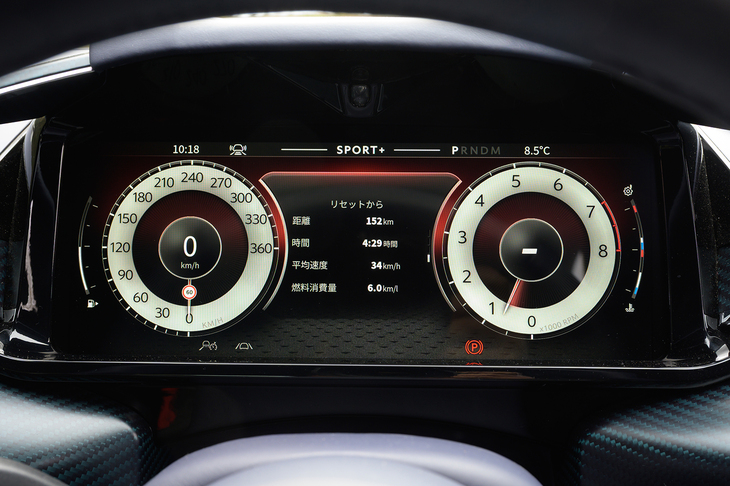 メーターパネルもフル液晶表示式に改められた。写真の2眼表示のほかにセンター1眼表示にも切り替えられる。