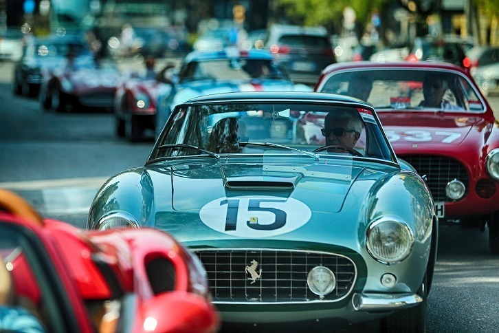 マラネッロの市街地で行われたフェラーリパレードの様子。