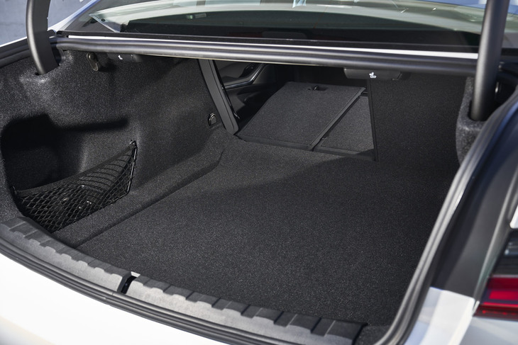 トランクルームの容量は480リッター。40：20：40分割可倒式の後席を前方に倒すことで、さらに拡大できる。