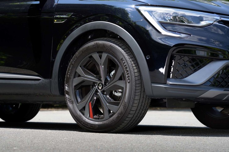 タイヤサイズは215/55R18。試乗車は韓国・クムホの「エクスタHS51」を履いていた。