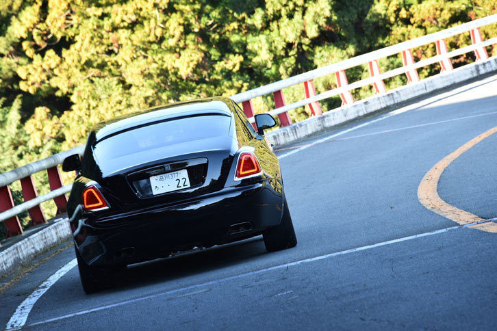 「レイス ブラックバッジ」のエアサスペンションやステアリングは、ノーマルの「レイス」よりもスポーティーなセッティングが施されている。