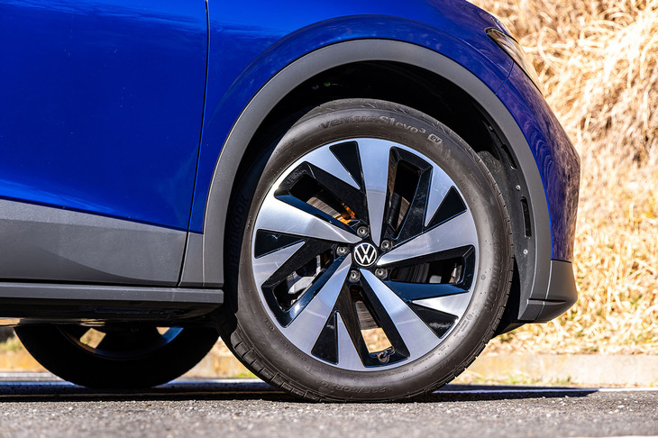 今回の試乗車は「ID.4プロ」に標準で標準される20インチアルミホイールに、前235/50R20、後ろ255/45R20サイズの「ハンコック・ヴェンタスS1 evo3 ev」タイヤを組み合わせていた。