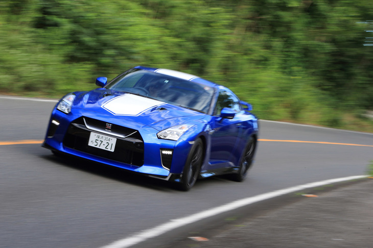 「50th Anniversary」のボディーカラーには、試乗車の「ワンガンブルー」に加え、「ブリリアントホワイトパール」「アルティメイトメタルシルバー」が用意される。