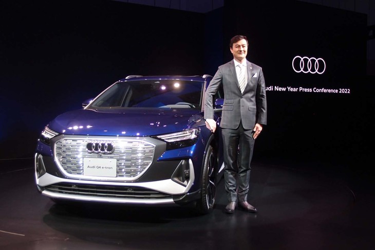「アウディQ4 e-tron」（欧州仕様車）とアウディ ジャパンのブランドディレクターを務めるマティアス・シェーパース氏。